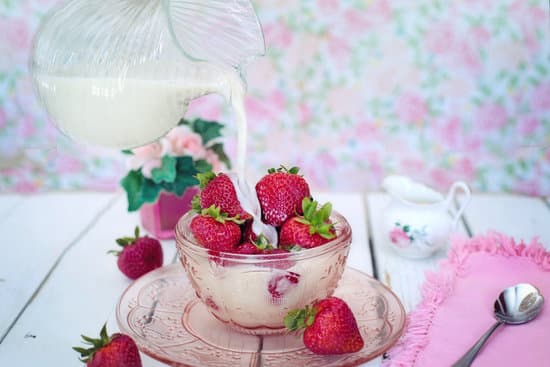 canva strawberries and milk MADQ5DbUHf8