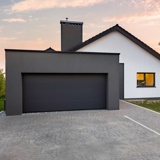 canva stylish house with garage MADesUwYwV4