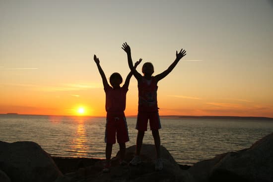 canva two children silhouette at sunset MADQ4477J04