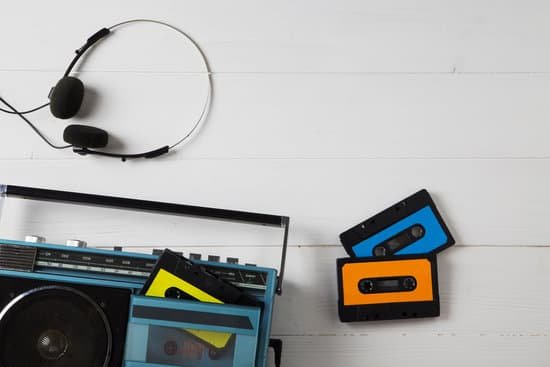 canva vintage cassette radio 80s MADar OUpPo