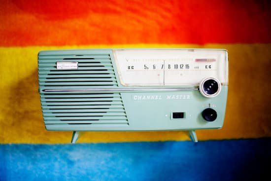 canva vintage radio MABirwdyhNA