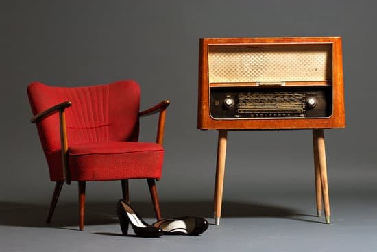 canva vintage radio and armchair MADarEjLHpA