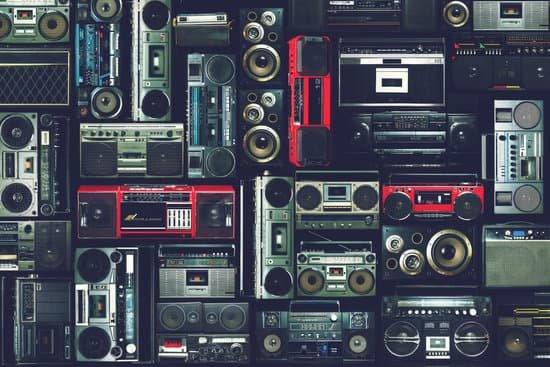 canva vintage wall of radio boombox of the 80s MADaFlsKjLY