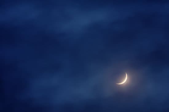 canva waxing crescent moon on sky MADaFbc2tmU