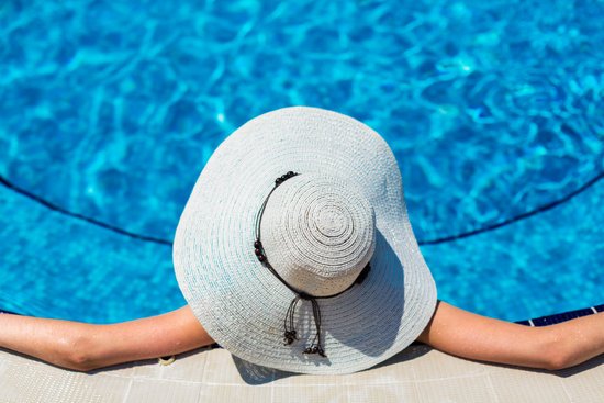 canva woman at the pool MADFIiu6QQk