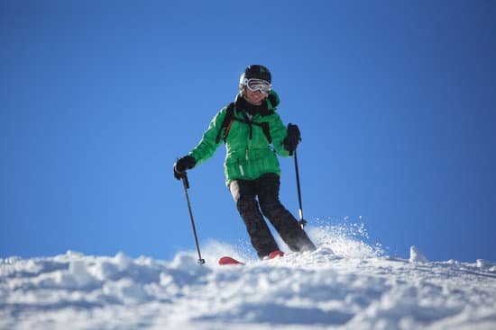 canva woman skiing against the blue sky MAEEuunFyAo