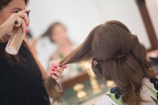 canva woman styling hair of customer MADyRXI0kPQ