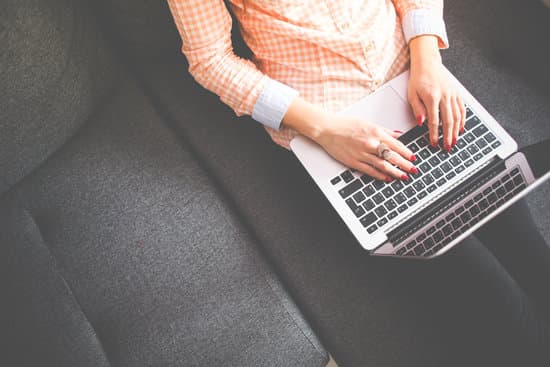 canva woman using laptop MADQ5llU2aw