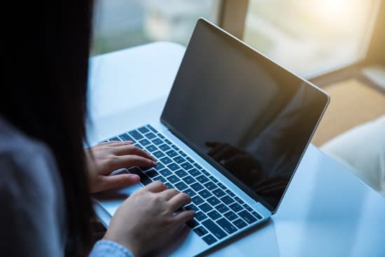 canva woman using laptop laptop MAED2NwencI