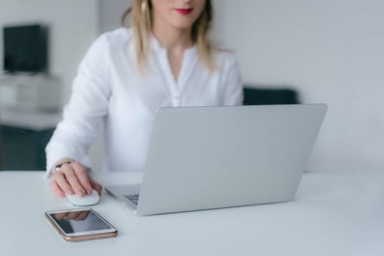 canva woman using silver laptop MADyQyssSpI