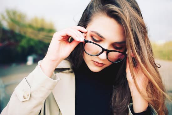 canva woman wearing black glasses MACGoVX38uU