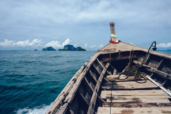 canva wooden boat sailing to an island MADQ4yry Vw