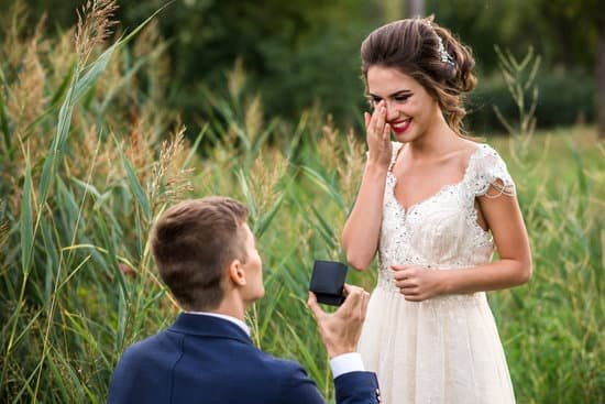 canva young man makes a proposal to get married MADasSgeXto